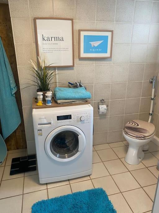 Kinofeeling Im Reihenhaus Mit Schoenem Garten シュヴァルツェンフェルト エクステリア 写真